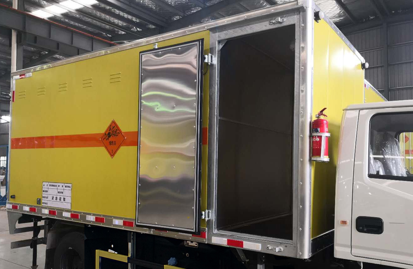 路捷順牌ULC5067XQYJ5爆破器材運(yùn)輸車公告圖片