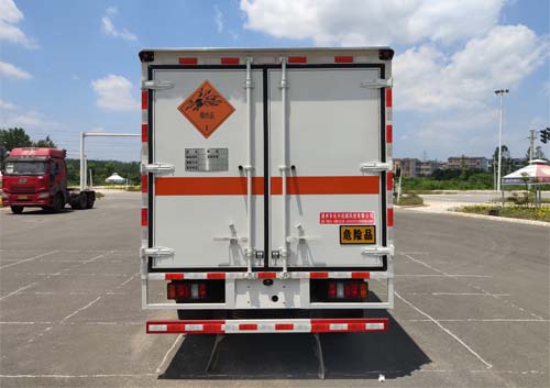 伴君長興牌AAA5042XQYJX6爆破器材運(yùn)輸車公告圖片