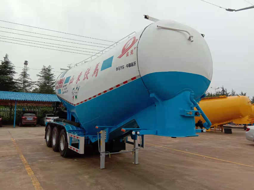 金克牌9米33.3吨3轴中密度粉粒物料运输半挂车(STM9404GFL)