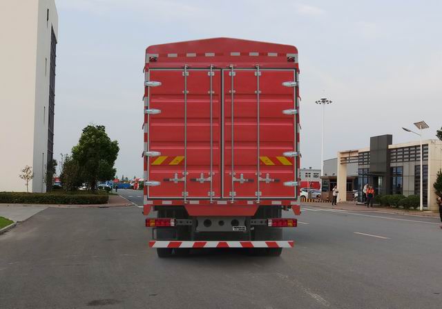 豪沃牌ZZ5317CCYV466GE1倉柵式運(yùn)輸車公告圖片