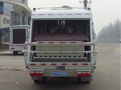 东风股份多利卡D7 CLW5080ZYSD5压缩式垃圾车公告图片
