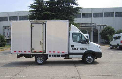 依維柯牌NJ5075XXYLE廂式運(yùn)輸車公告圖片