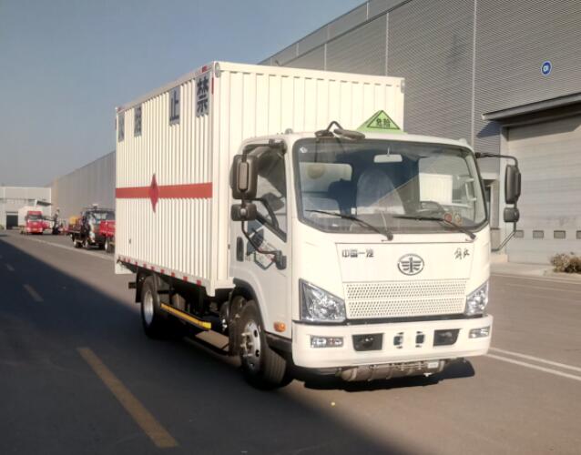 解放牌CA5070XRQP40K61L2E6A84易燃?xì)怏w廂式運(yùn)輸車(chē)公告圖片