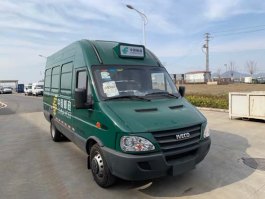 依维柯牌NJ5047XYZEVFC纯电动邮政车