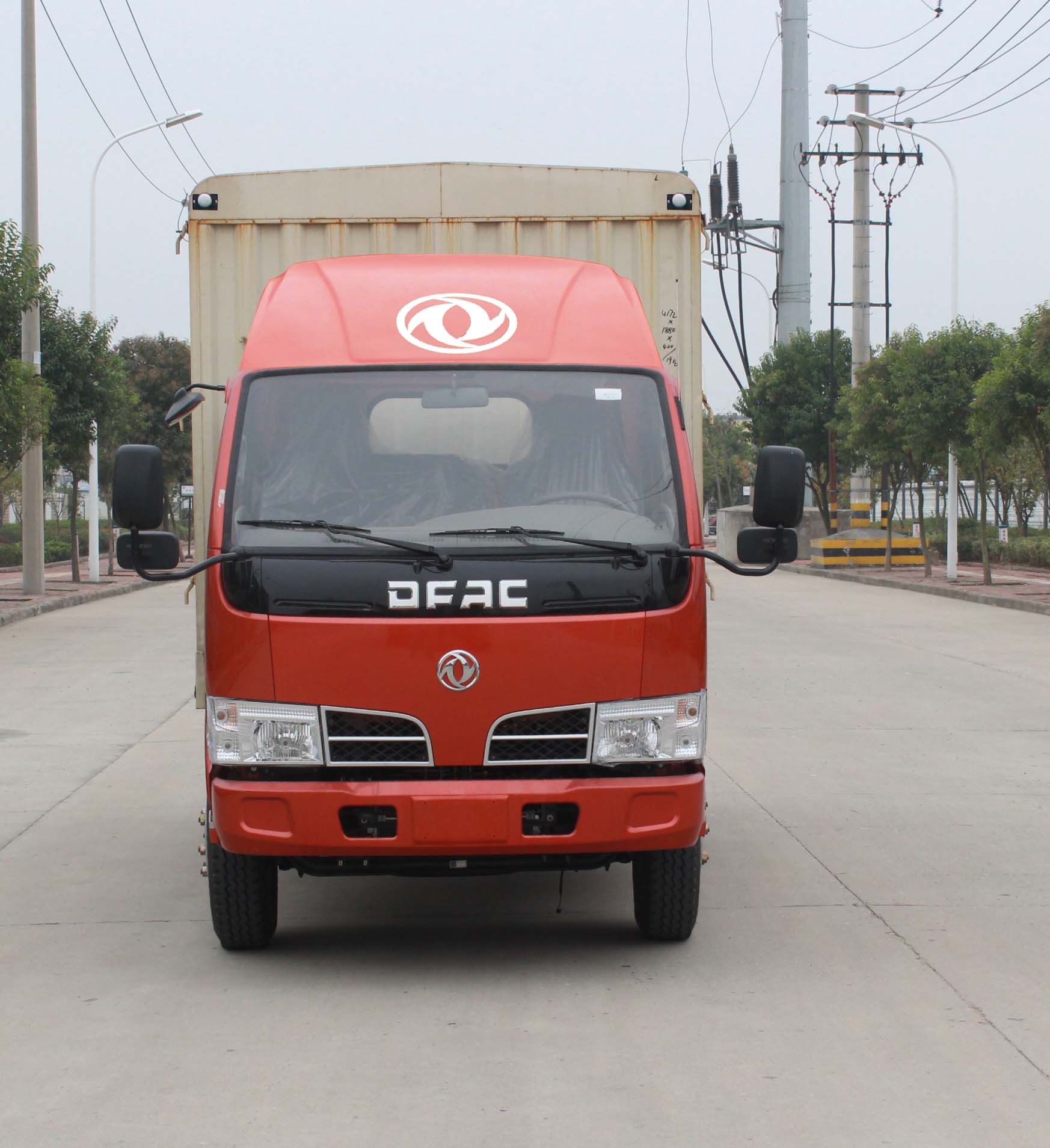 東風(fēng)牌EQ5041CCY3GDFAC倉柵式運(yùn)輸車公告圖片