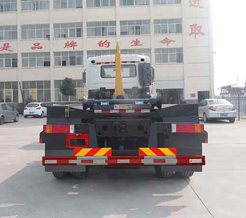 东风天龙D320常规 CLQ5251ZXX5D车厢可卸式垃圾车公告图片