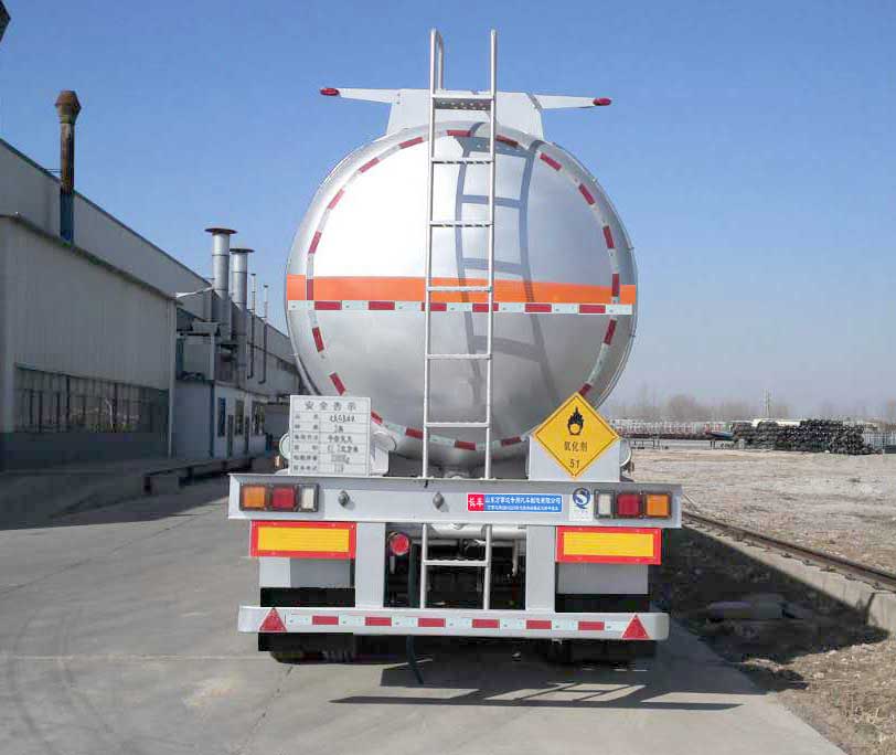 万事达牌SDW9400GYW氧化性物品罐式运输半挂车公告图片