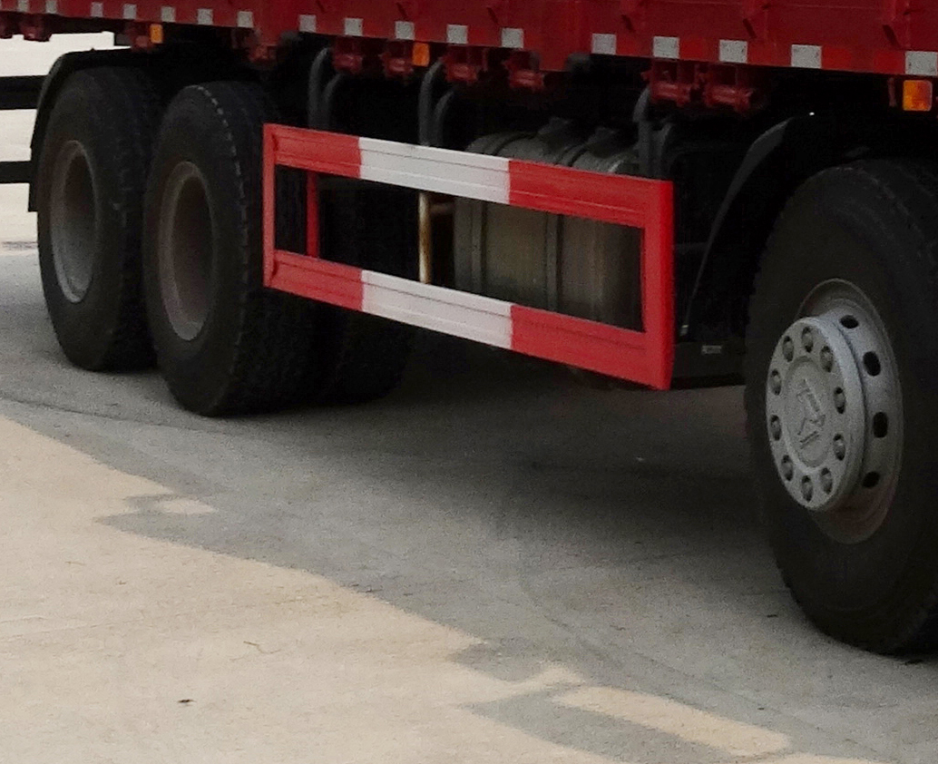 豪沃牌ZZ5317CCYV466HE1倉(cāng)柵式運(yùn)輸車公告圖片