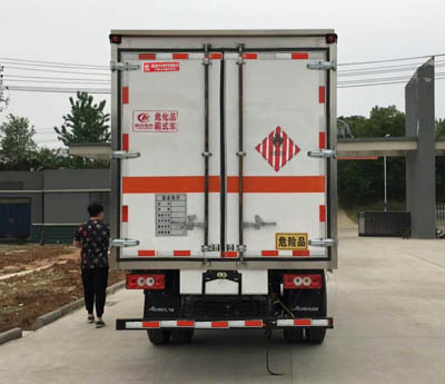 程力威牌CLW5129XRGB5易燃固體廂式運(yùn)輸車公告圖片