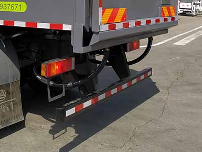 凌宇牌CLY5180ZDJE6L壓縮式對(duì)接垃圾車公告圖片