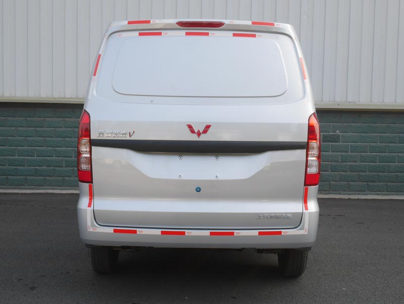 五菱牌LZW5021XXYEM6A廂式運(yùn)輸車公告圖片