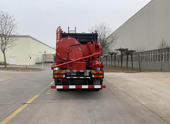 兰通牌LTJ5401TYL250压裂车公告图片