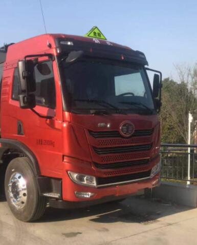 中汽力威牌HLW5256GFW5CA腐蝕性物品罐式運輸車公告圖片