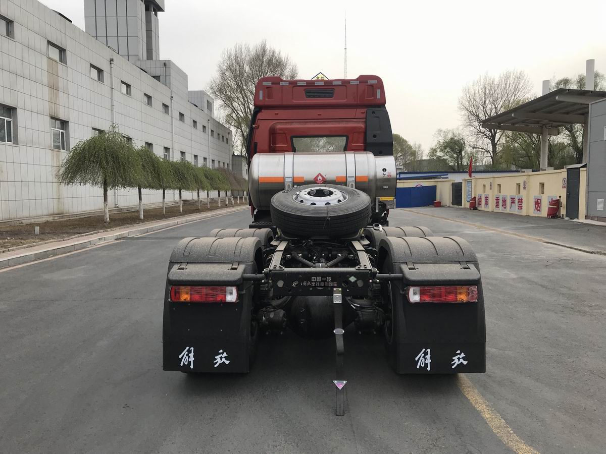 解放牌CA4250P66M25T1AE6Z危险品运输半挂牵引车公告图片