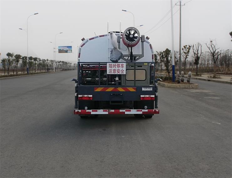 武當(dāng)一車牌HEQ5180GPS6CDE綠化噴灑車公告圖片