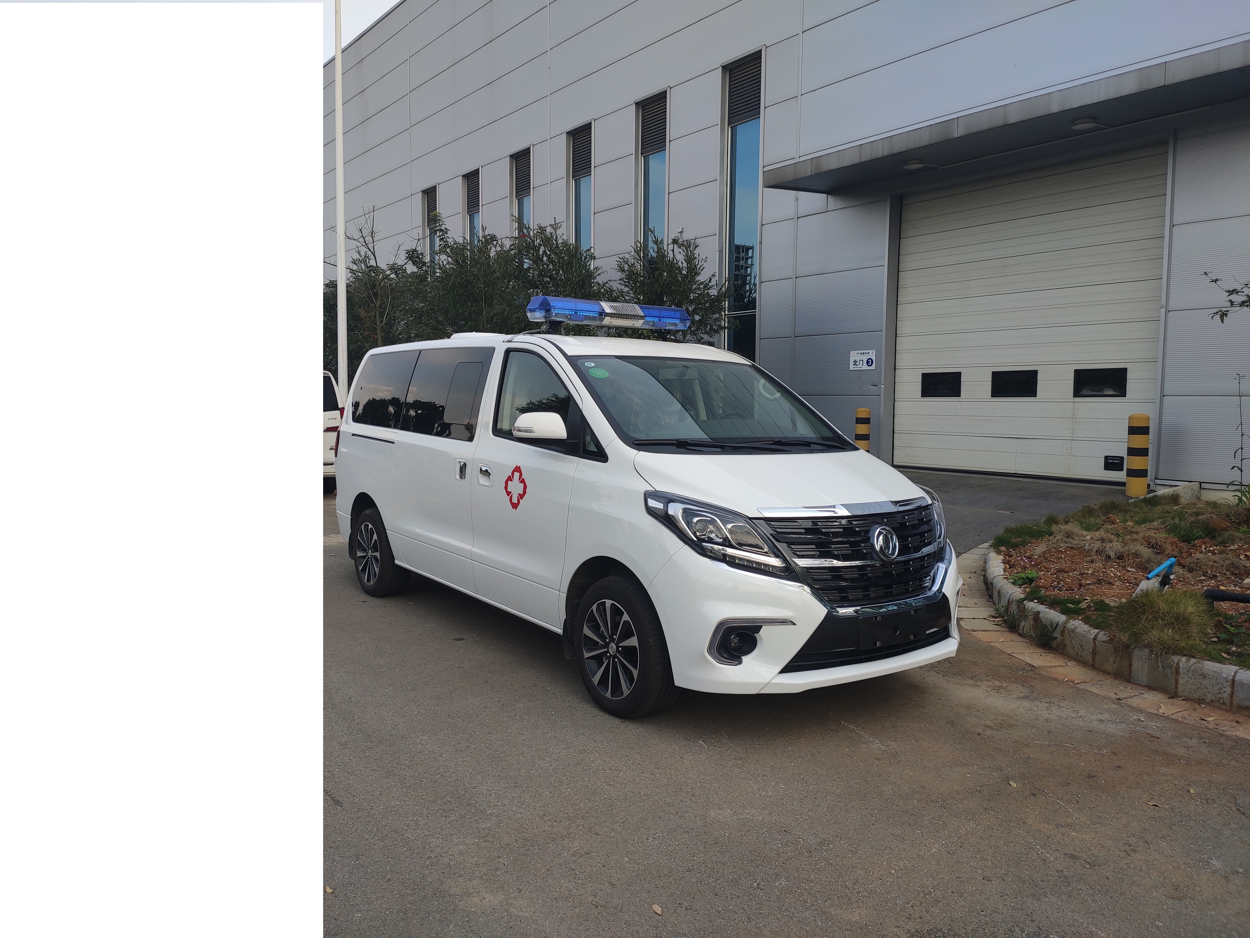 東風(fēng)牌LZ5030XJHMQ18BM救護(hù)車公告圖片