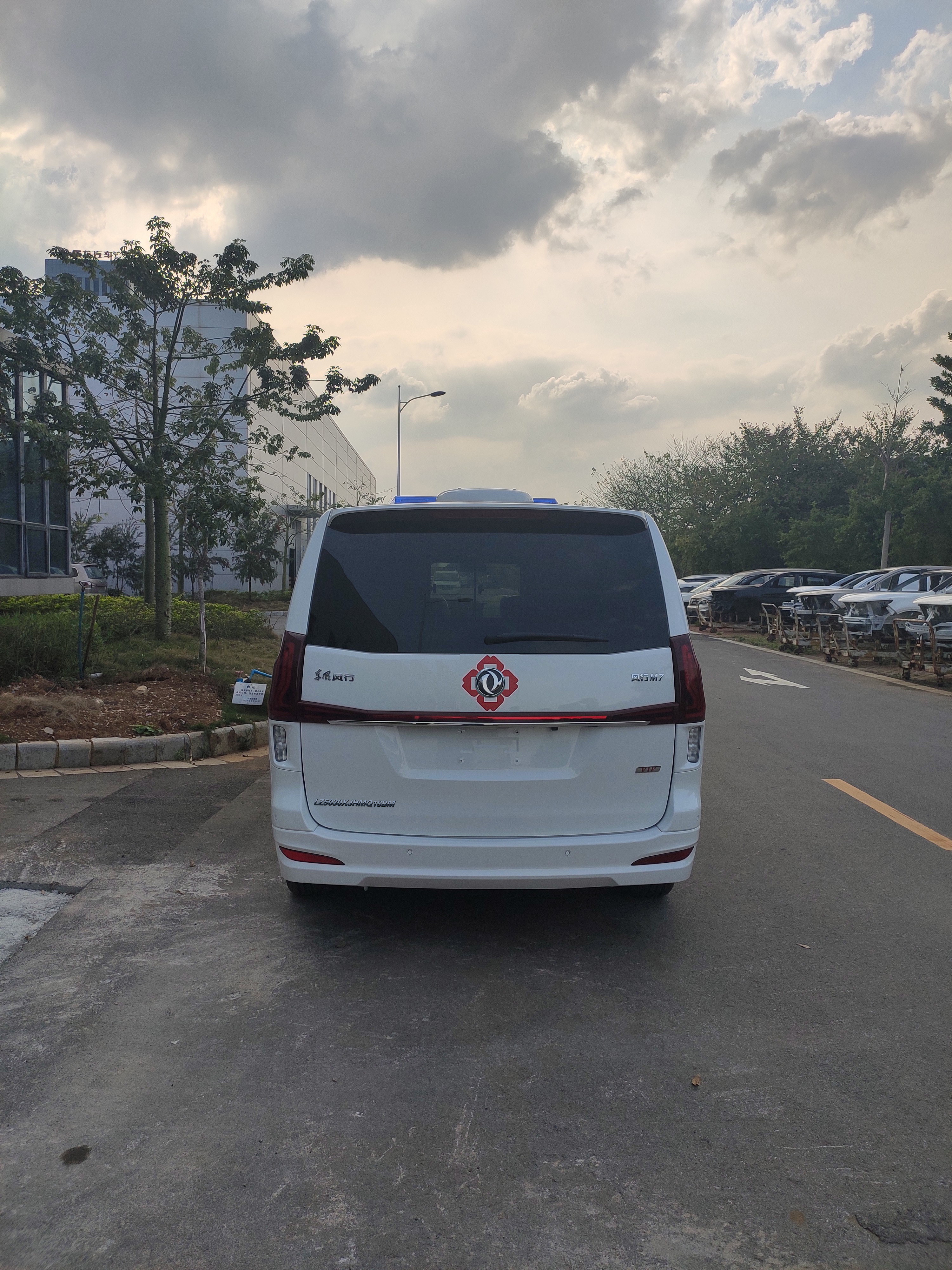 東風(fēng)牌LZ5030XJHMQ18BM救護(hù)車公告圖片