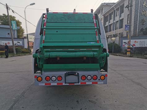 三聯(lián)牌YSY5081ZYSE6壓縮式垃圾車公告圖片