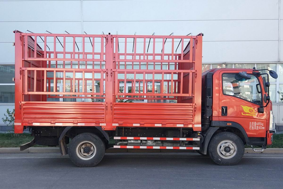 豪沃牌ZZ5047CCYG3315F143倉(cāng)柵式運(yùn)輸車公告圖片