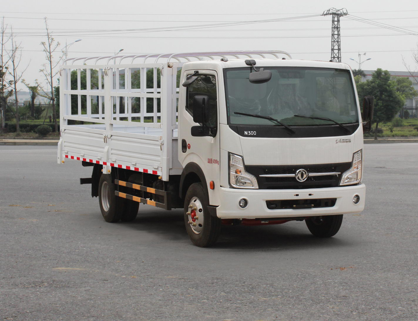 東風(fēng)牌EQ5042CCY5CDFAC倉柵式運輸車公告圖片