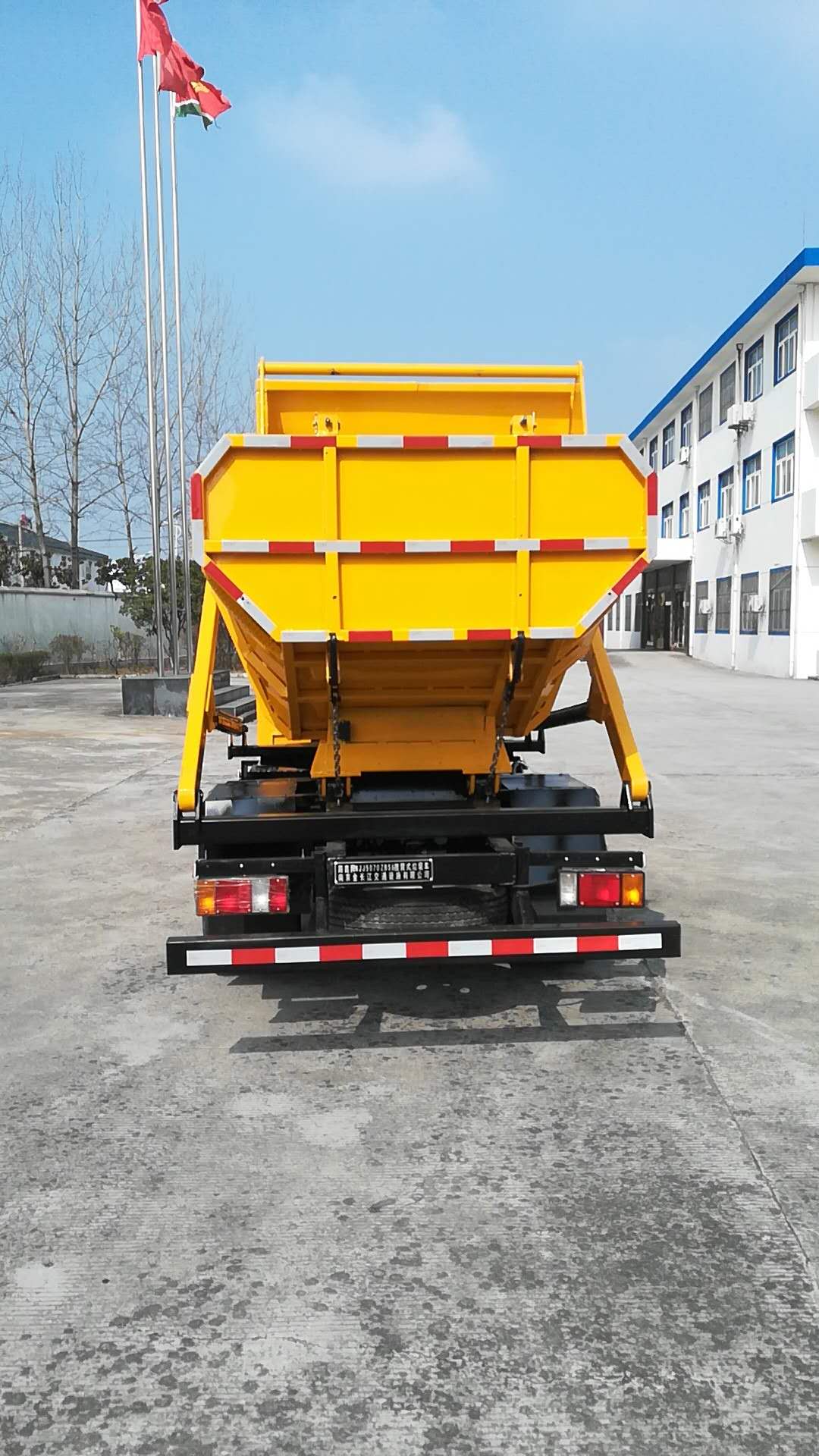 路鑫牌NJJ5070ZBS6擺臂式垃圾車公告圖片