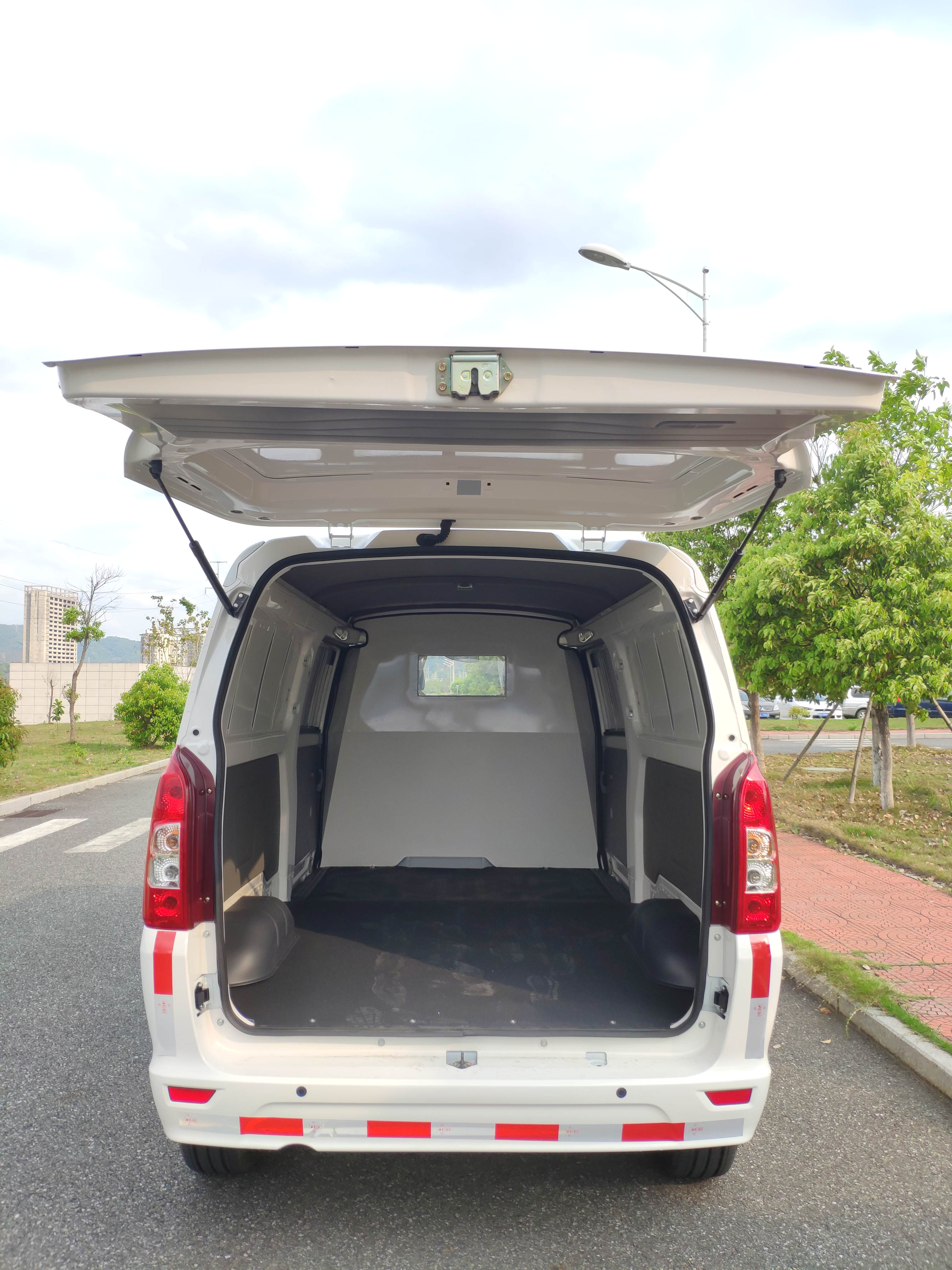 福建牌FJ5030XXYBEVA7純電動(dòng)廂式運(yùn)輸車公告圖片