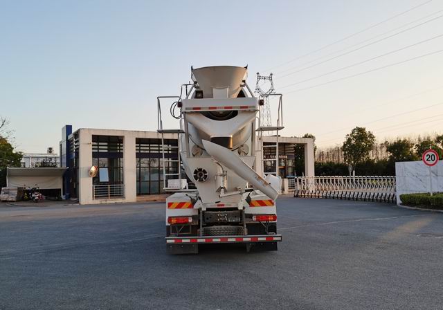 豪沃牌ZZ5317GJBN306GE1H混凝土攪拌運(yùn)輸車公告圖片