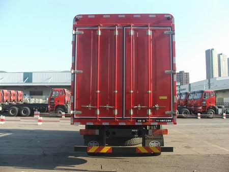 解放牌CA5160CCYP62K1L4A1E5倉柵式運(yùn)輸車公告圖片