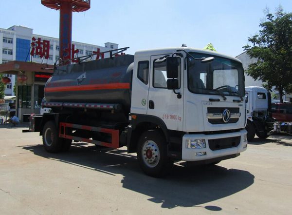 中汽力威牌HLW5180GFW5EQ腐蚀性物品罐式运输车公告图片