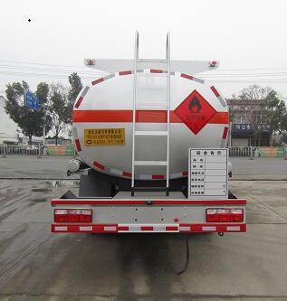 中汽力威牌HLW5113GYY5EQ運(yùn)油車公告圖片