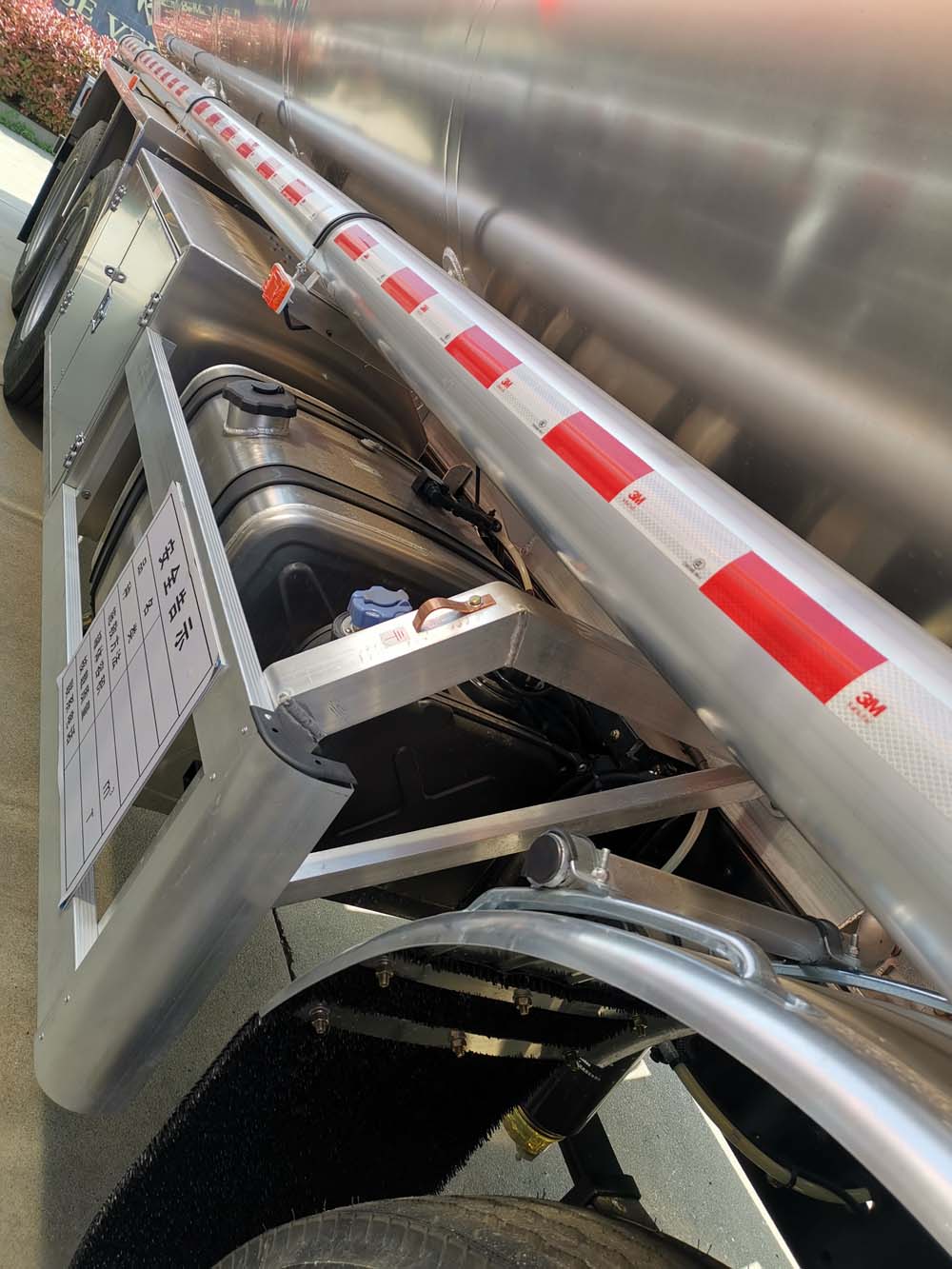 專威牌HTW5320GYYLD鋁合金運(yùn)油車公告圖片