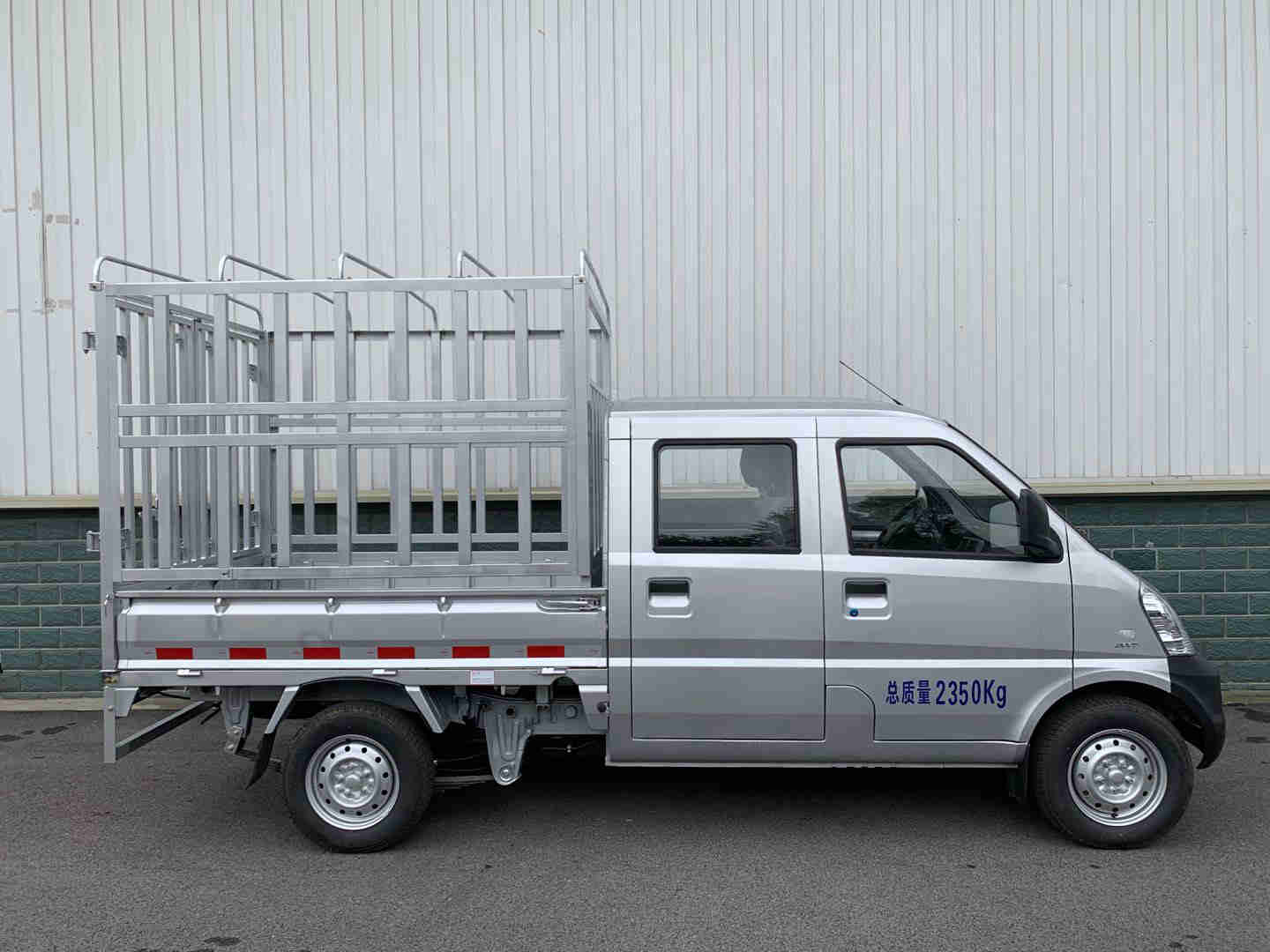 五菱牌LZW5028CCYSPWAH倉(cāng)柵式運(yùn)輸車公告圖片