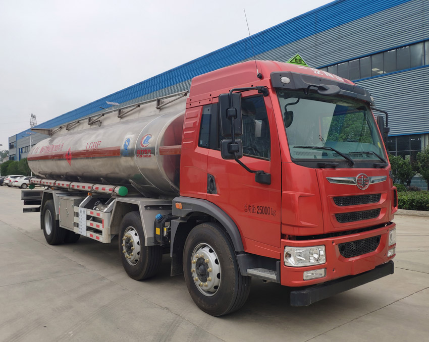 程力威牌CLW5250GYYLC5铝合金运油车公告图片