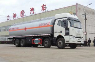 易燃液体罐式运输车