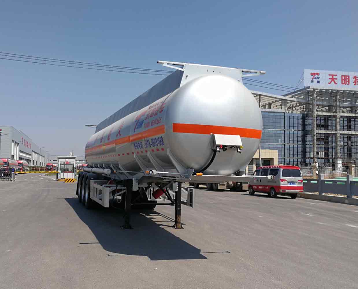 天明牌12米32.5吨3轴氧化性物品罐式运输半挂车(TM9405GYWYF2)