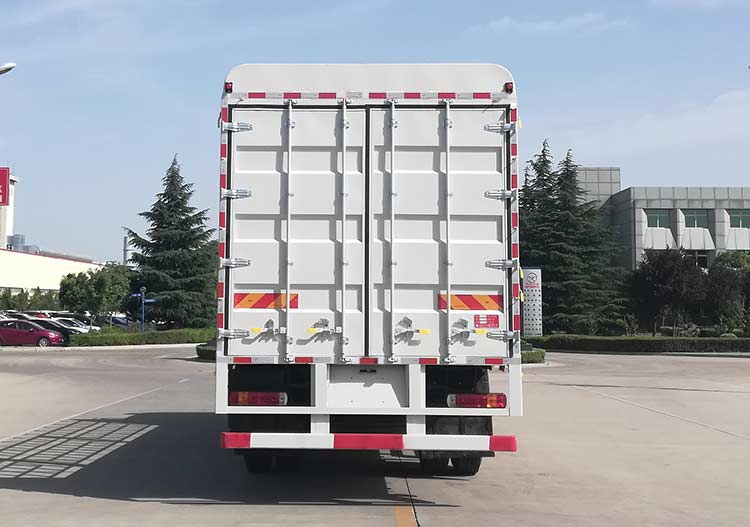 大運(yùn)牌CGC5180CCYD6CAEA倉(cāng)柵式運(yùn)輸車(chē)公告圖片