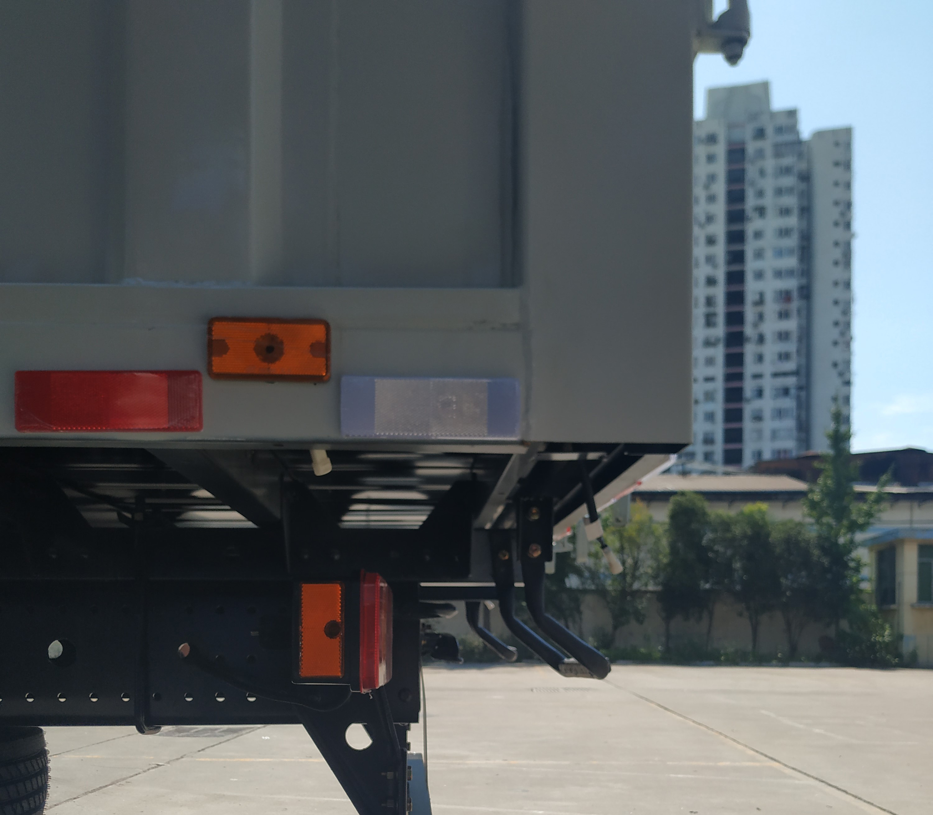 東風(fēng)牌DFH5260XZWBX2雜項(xiàng)危險(xiǎn)物品廂式運(yùn)輸車(chē)公告圖片