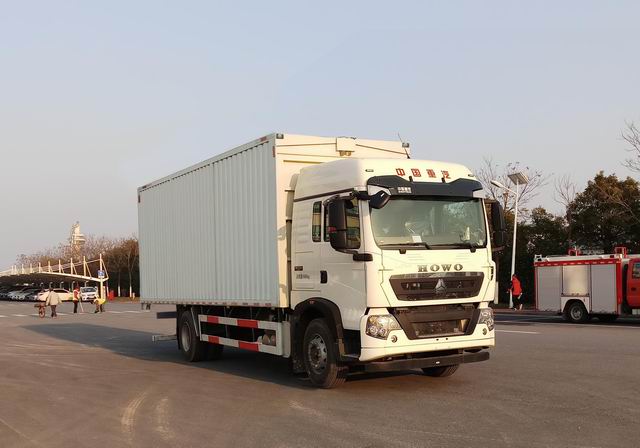 豪沃牌ZZ5187XYKK501GE1翼開(kāi)啟廂式車(chē)公告圖片