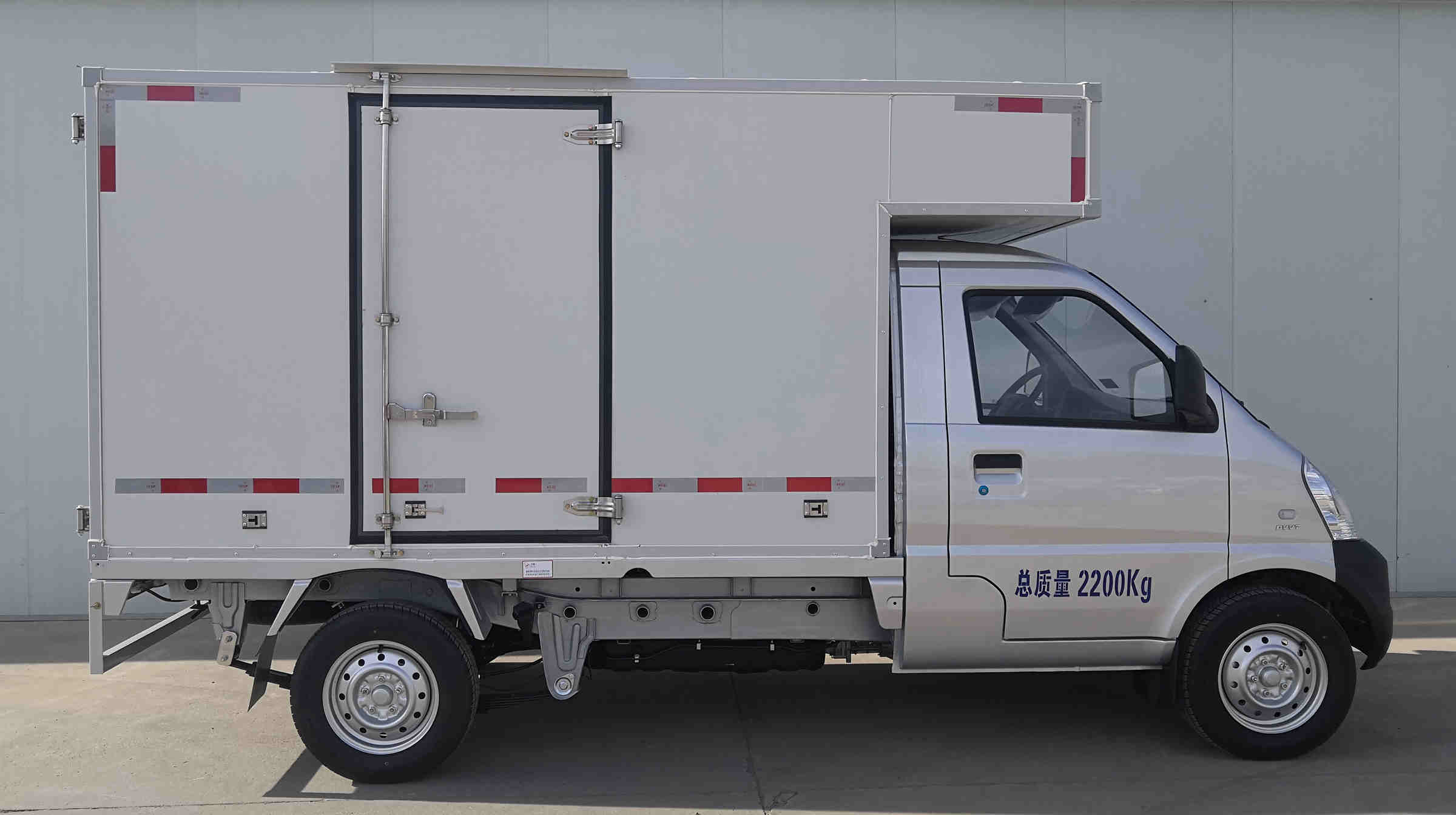 五菱牌LZW5028XXYPWAE廂式運(yùn)輸車公告圖片