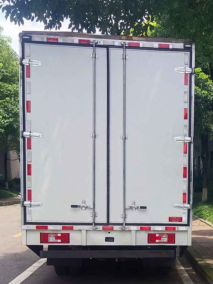 北京汽車制造廠有限公司牌BAW5040XXY1B551BEV純電動(dòng)廂式運(yùn)輸車公告圖片