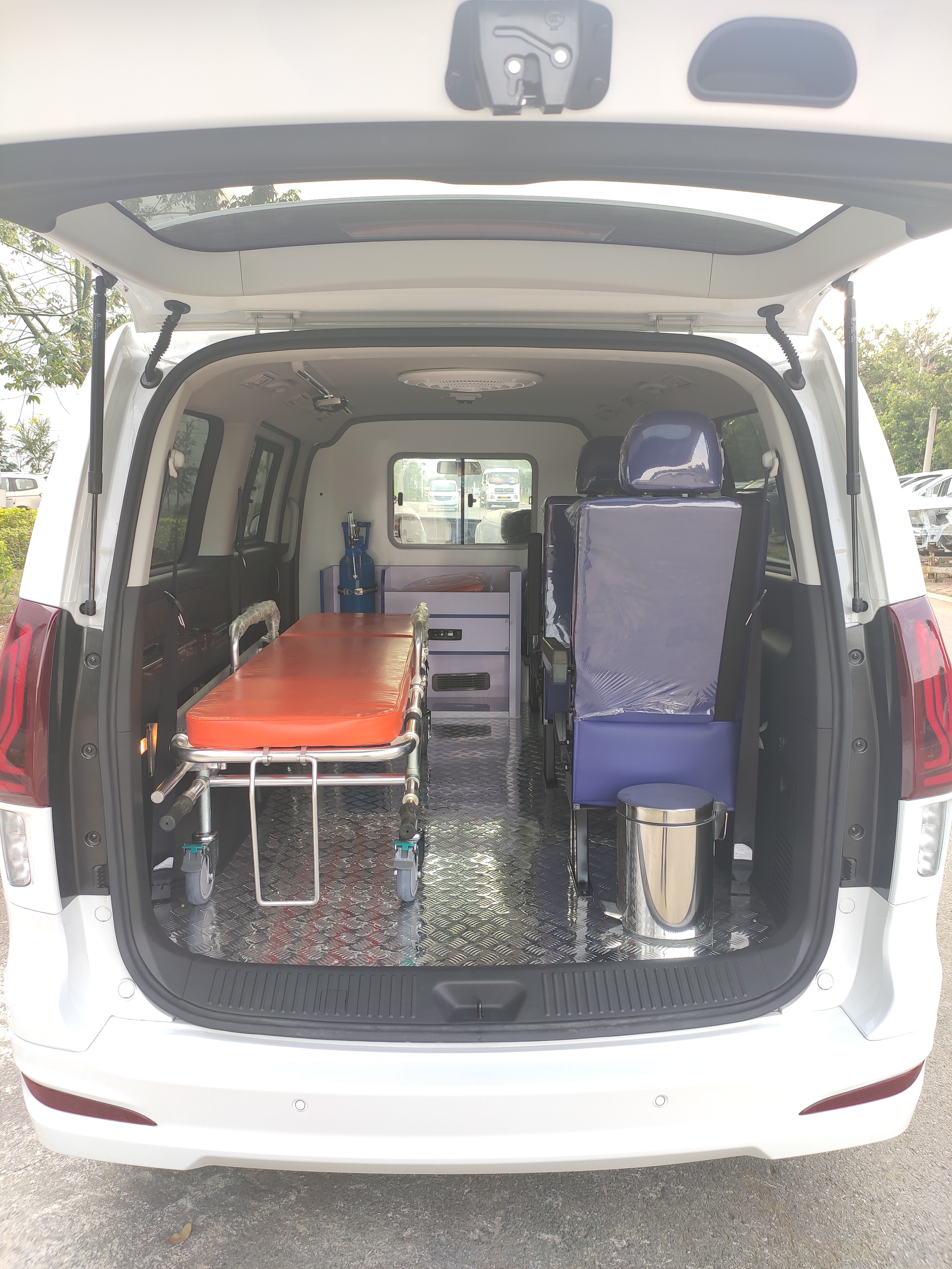 東風(fēng)牌LZ5030XJHMQ18BM救護(hù)車公告圖片