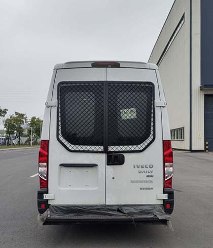 依維柯牌NJ5046XYBF2E運(yùn)兵車公告圖片