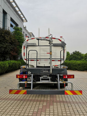 东岳牌ZTQ5180GQXE2J50BEV纯电动清洗车公告图片