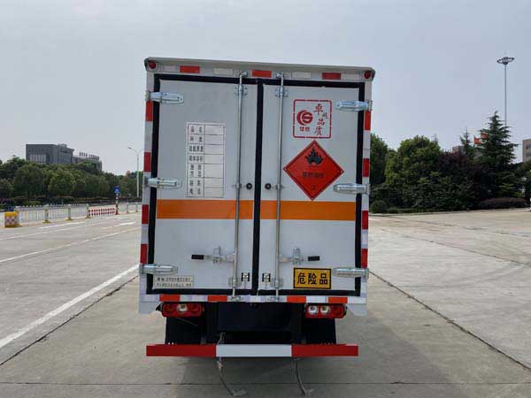 楚勝牌CSC5043XRYSH6易燃液體廂式運(yùn)輸車(chē)公告圖片