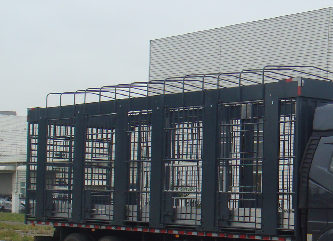 解放牌CA5310CCQP25K2L7T4E5A80畜禽運(yùn)輸車公告圖片