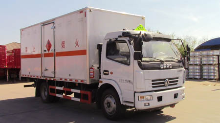 DLQ5110XRYP5型易燃液体厢式运输车图片