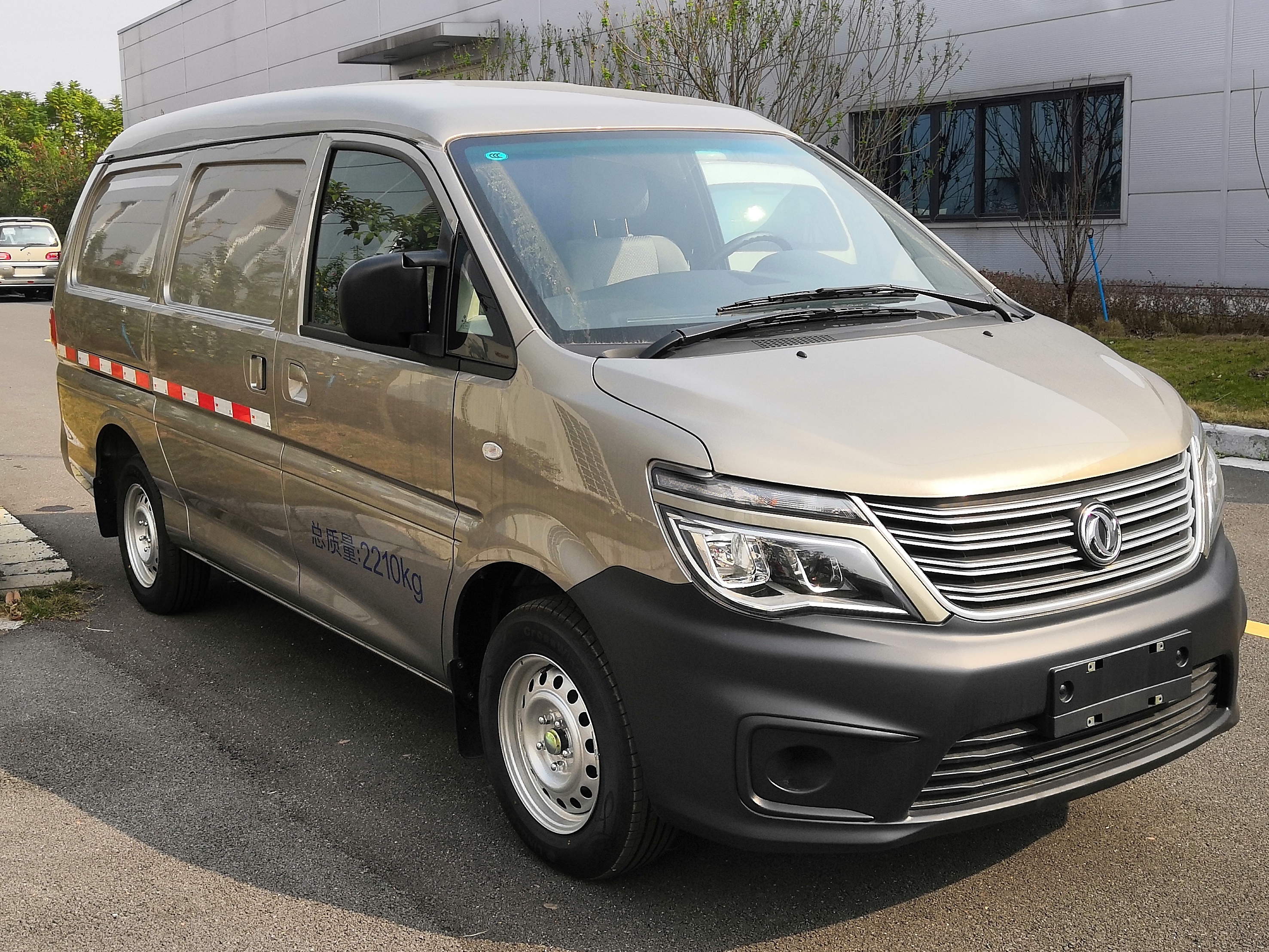 東風(fēng)牌LZ5021XXYMQ16BM廂式運(yùn)輸車(chē)公告圖片