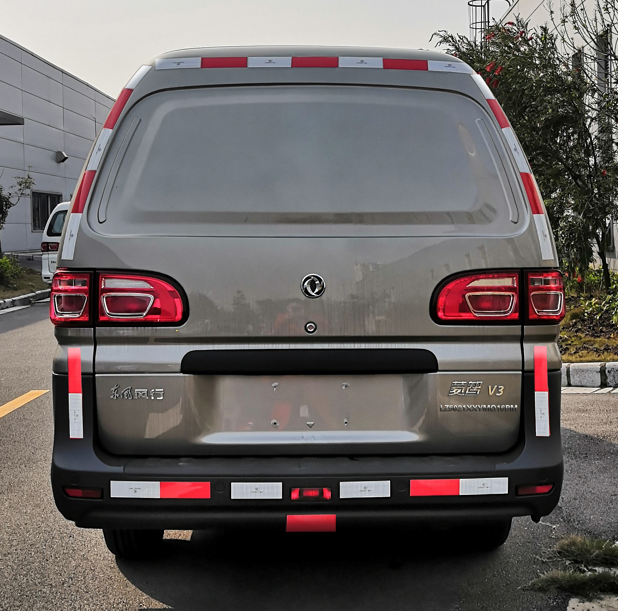 東風(fēng)牌LZ5021XXYMQ16BM廂式運(yùn)輸車(chē)公告圖片