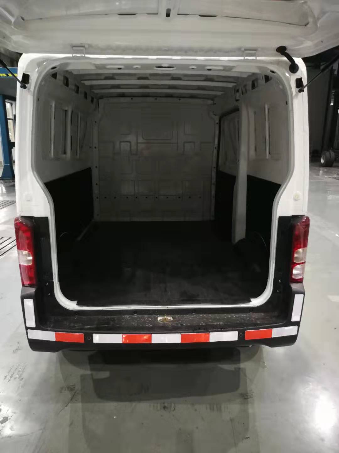 飛碟牌FD5033XXYBEV純電動(dòng)廂式運(yùn)輸車(chē)公告圖片