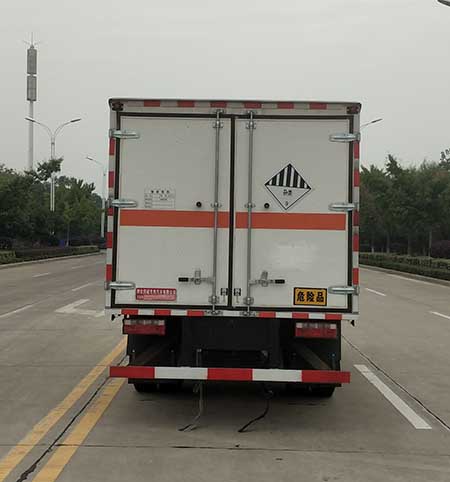 專威牌HTW5123XZWCA6雜項(xiàng)危險(xiǎn)物品廂式運(yùn)輸車公告圖片